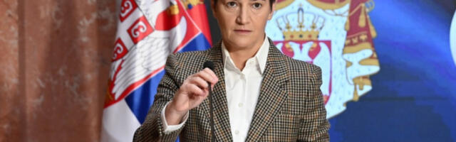 Питање за онај део полиције који је још увек у служби блокадера: а шта је ова бака згрешила да је легитимишете (видео)