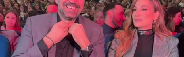 FILMSKA SCENA NA KONCERTU SAŠE KOVAČEVIĆA: Jelena Tomašević i Ivan Bosiljčić razmenjivali nežnosti u prvom redu, zaljubljeniji su nego ikada! (VIDEO)