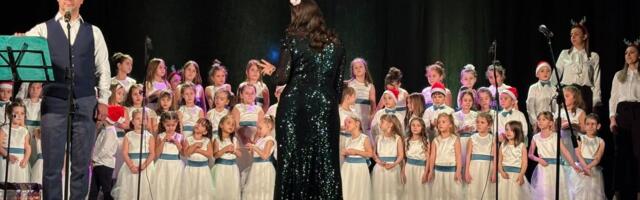 Mališani JPU „Pčelica“ priredili svečani novogodišnji koncert u Narodnom pozorištu