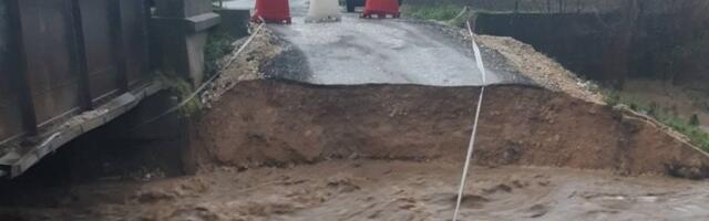 Potok odneo most: U prekidu saobraćaj na regionalnom putu ka Jagodini