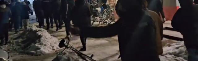 (VIDEO) Blokaderski teror u selu Pivnice: Nasilje eskaliralo - reagovala policija