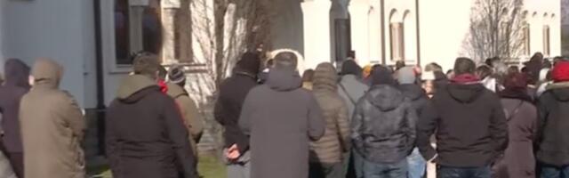 Skup podrške mitropolitu Justinu u Kraljevu: Veliki broj vernika došao ispred episkopskog doma