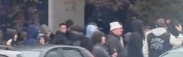 Блокадерска банда дошла испред одбора СНС-а у Ку