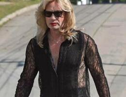 Srbi su ga obožavali, a sad se obukao u ženu: Glumac prekriven šljokicama viđen u mini suknji i čipkanoj bluzi (foto)