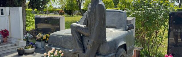 Spomenik oca Mirke Vasiljević u obliku auta u u kojem je imao saobraćajku: Glumica nikad nije upoznala Mirka