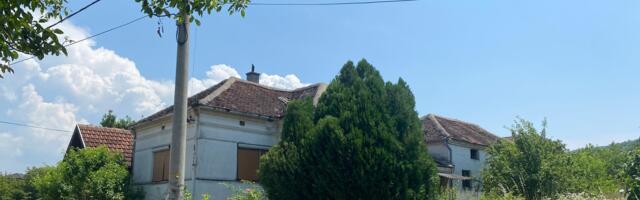 SVE SE ZNA U DONJOJ MUTNICI! Dom naše folkerke (47) ZARASTA U KOROV, a komšije progovorile o njenoj BURNOJ PROŠLOSTI: "Radila je svašta..."