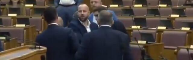 Haos u Skupštini Crne Gore! Ministar policije nasrnuo na Milana Kneževića - Drama uživo pred kamerama, gore mreže (VIDEO)