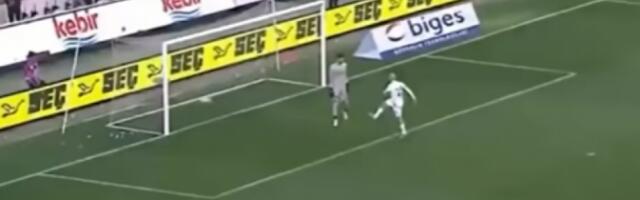 MEČ KAKAV SE NE PAMTI: Sklonili se rivalu da postigne gol, protivnik uzvratio NAMERNO promašenim penalom! (VIDEO)