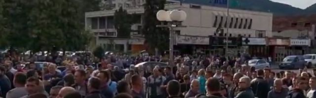 (VIDEO) NI BERANE NE DA GRADONAČELNIKA BUDVE! Narod se okupio i poslao jasnu poruku: NE DAMO SVETINJE!