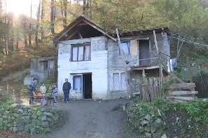 Породица Аметовић из Радаља у школском стану док им се реновира кућа