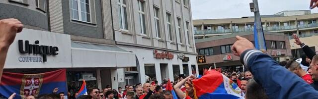 Gelzenkirhenom se ori "Kosovo - Srbija": Navijači napravili ludnicu, svuda su srpske zastave
