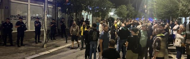 PROTEST ispred SNS-a: Kordon policije između okupljenih građana i prostorija stranke (FOTO)