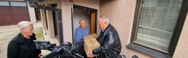Cvetanović delio pakete penzionerima i u Šampionskoj ulici