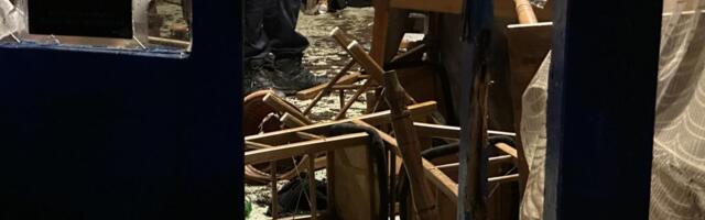 JEZIVO! BLOKADERI NAPALI SIMPATIZERE SNS U MIONICI Rasturili lokal, sve porazbijali, FLAŠE I STOLICE LETELE NA SVE STRANE: Intervenisala policija! (FOTO, VIDEO)