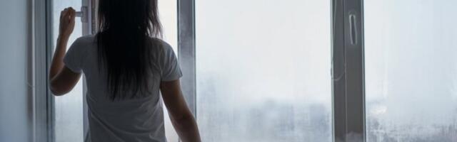 UŠTEDITE NOVAC UZ POMOĆ JEDNOSTAVNOG TRIKA ZA PROZORE! Dovoljna je samo plastična folija i više nema zime