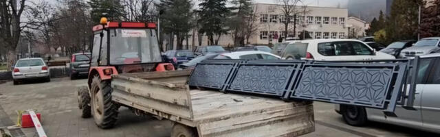 Срби уклањају Куртијеве баријере са севера КиМ