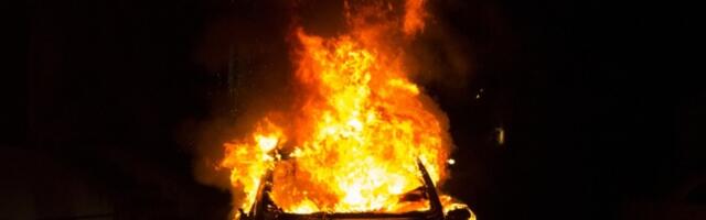 Drama na Čukarici: Maskirani piroman zapalio "audi", požar se proširio na džip