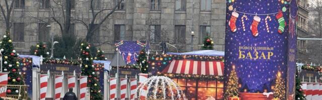 POGLEDAJTE KAKO IZGLEDA BOŽIĆNO SELO ISPRED SKUPŠTINE: Ukrašeni štandovi, okićene jelke, kočije, novogodišnja rasveta i ukrasi (FOTO/VIDEO)