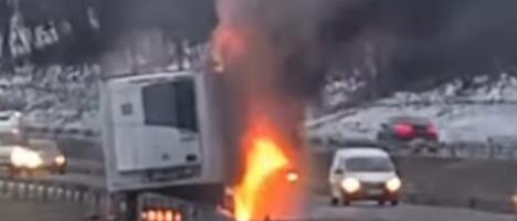 BUKTINJA PROGUTALA PRIKOLICU KOD LOZOVIČKE ČESME Požar nasred puta, vatrogasci na terenu (VIDEO)