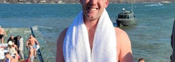 BRAVO! U plivanju za časni krst u Srbiji prvi put učestvovao zvaničnik Ambasade SAD u Beogradu! (FOTO)