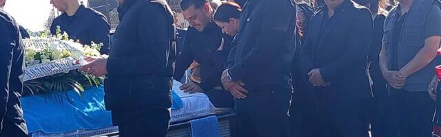 POTRESNE SCENE NA SAHRANI: Darko jedva stajao na nogama, supruga sve vreme bila uz njega (FOTO)