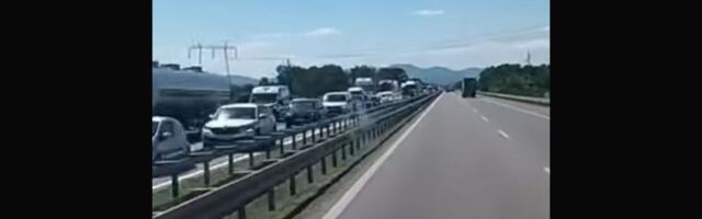 Kilometarske kolone zabeležene u ovom delu Srbije! Ne polazite bez preke potrebe