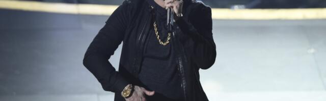 Eminem stavio na aukciju više od 100 pari potpisanih patika