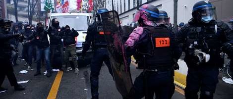 Video: Sukob demonstranata sa policijom u Parizu