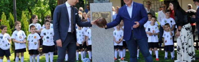 (FOTO) ON JE DONEO PRVU FUDBALSKU LOPTU U BEOGRAD! Na Adi otkrivena spomen-bista Hugu Buliju!