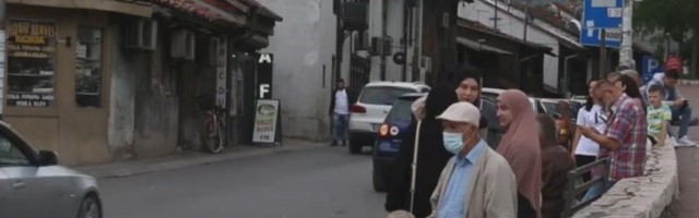 SAMO DA JE NATKRIVENO – Pazarci decenijama čekaju na autobuska stajališta