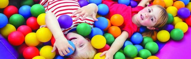 PAPRENE CENE PORODIČNIH SLAVLJA! Dečiji rođendani sve skuplji, roditelji DIŽU I KREDITE! Evo koliko para morate da izdvojite za tortu, animatore, hranu...