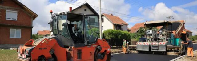 Posle više od 30 godina asfalt stigao u Belodrimsku ulicu (FOTO)