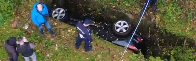 EKSKLUZIVNI SNIMCI IZVLAČENJA AUTOMOBILA IZ KANALA KOD OVČAR BANJE: Pronađena dva tela, vozilo zaglavljeno u betonskom propustu