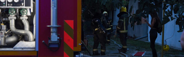 PONOVO POŽAR NA VRAČARU Sat iza ponoći, razbio je staklo na ulaznim vratima kafića, a onda je sve planilo