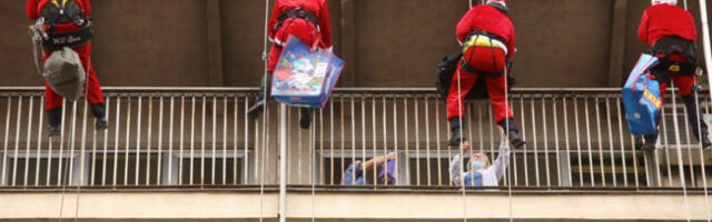 ​Припадници САЈ: обукли се у Деда Мразове и обрадовали децу на Институту за мајку и дете (видео)