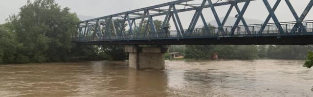 Pojačan vodostaj reka u okolini Čačka, na pojedinim mestima došlo do izlivanja