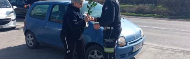 OSMEH I RUŽA: Policajci širom Srbije ovako iznenadili dame na drumu (FOTO)