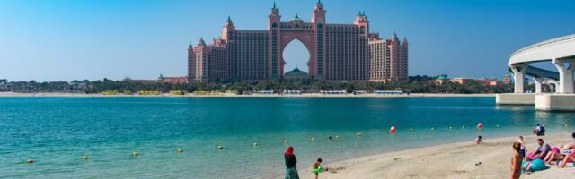 Nestvaran prizor sa plaže u Dubaiju dok bukti rat: Sunčali se, pa ugledali ludački prizor na nebu!