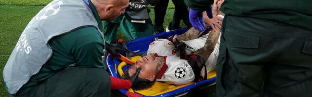 Šokantna povreda: Pipnuo je reklamni pano na Enfildu i počeo da vrišti - davali su mu kiseonik i izneli ga sa terena! /VIDEO/