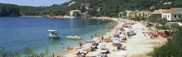 "Ove krevete bolje da poređate još malo napred" Snimak sa grčke plaže Srbe ostavio bez reči - komentari pljuše