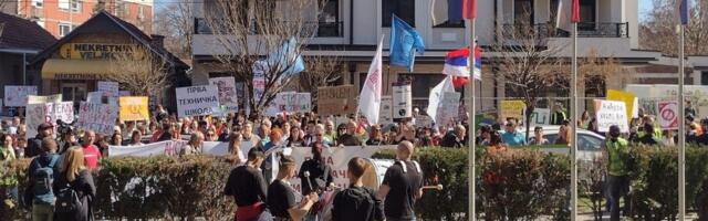 Protiv nasilja i grube politizacije obrazovanja: Protest Unije sindikata prosvetnih radnika Kragujevca ispred Školske uprave