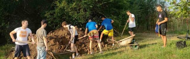 Nije deponija, cilj je plemenit: Evo zašto je sinoć istovarena zemlja na delu Spomen parka "Kragujevački oktobar" (FOTO)