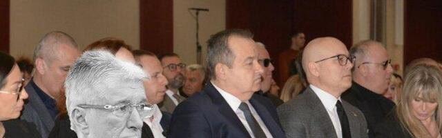 VUČIĆ I DAČIĆ PORED SUZANE! Muk na komemoraciji Popoviću, Sašina udovica ne može da zaustavi suze! (FOTO)