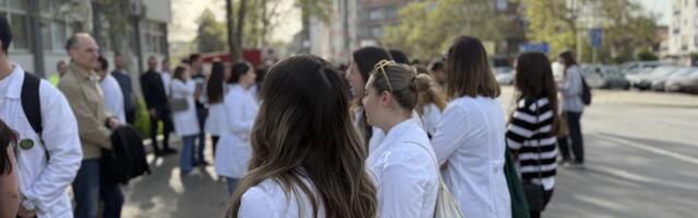 Počeo protest ispred Zavoda za stomatologiju (VIDEO)