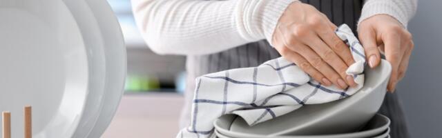 Stare kuhinjske krpe mogu ponovo da budu snežno bele: Ovo domaće sredstvo skida i najupornije fleke