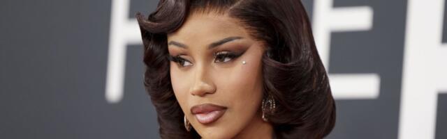 Ljusnula pred punom arenom: Reperka pala sa stolice pa se uvijala na bini (VIDEO)