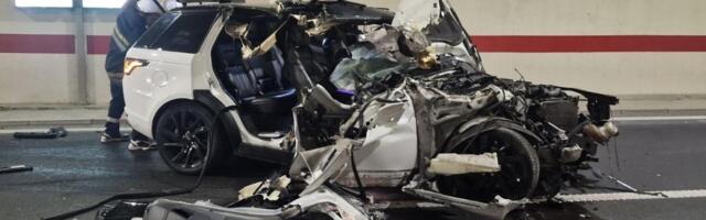 "PRIZOR JE UŽASAN, DŽIP JE POTPUNO SMRSKAN, A VOZAČ..." Jezive scene na auto-putu Miloš Veliki, teška saobraćajka, auto izgubio kontrolu u tunelu (video/foto)