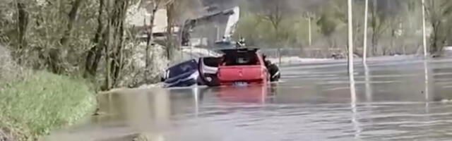 Vatrogasci spasili dve osobe iz bujice na putu Požega–Lučani