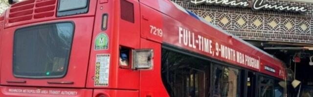 Užas! Autobus se zakucao u srpski restoran (FOTO)