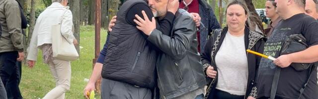 Brat Rade Manojlović utučen, pevač ne prestaje da plače: Poznati se opraštaju od Saše na groblju